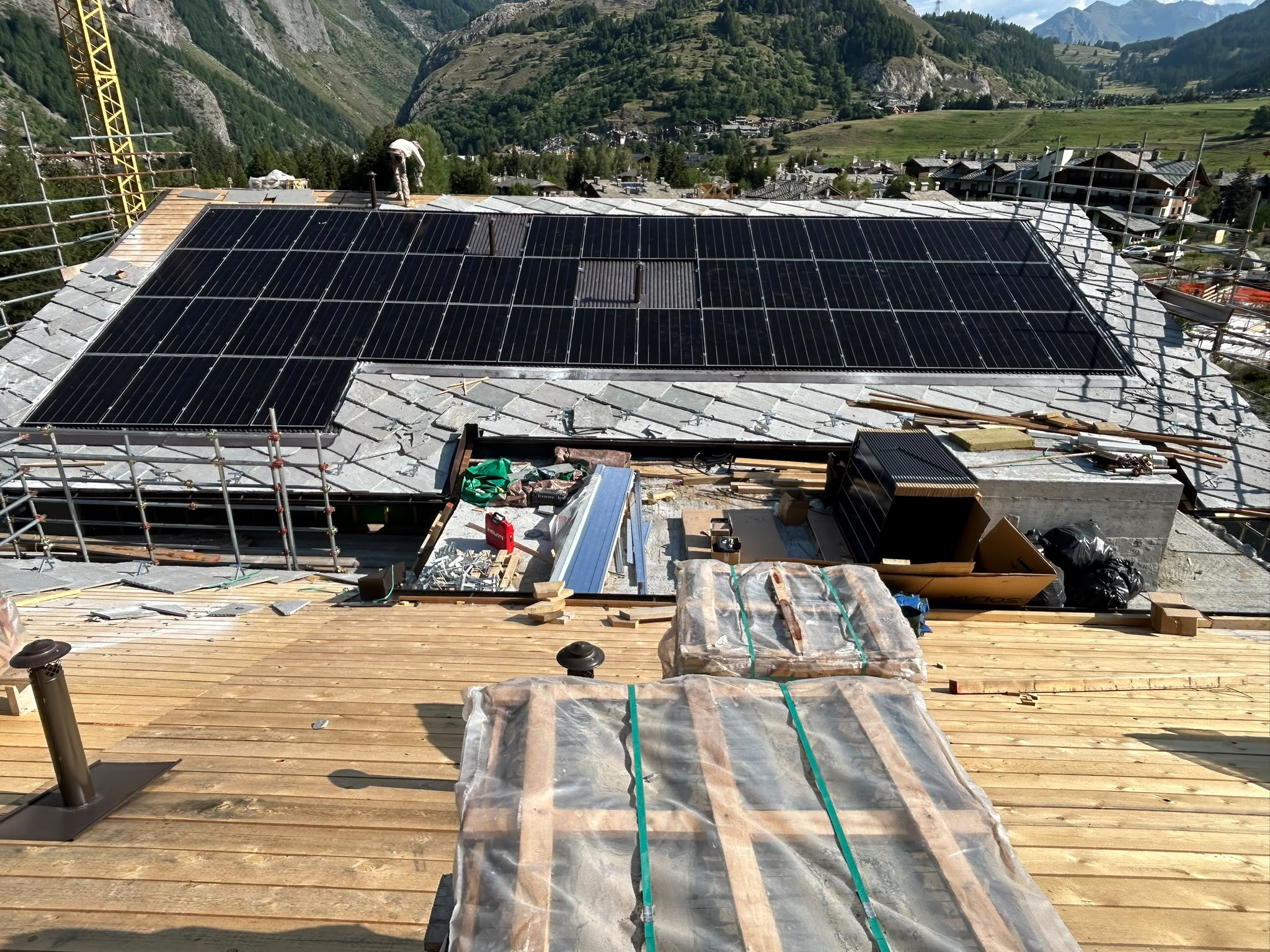 Installazione fotovoltaica sulle coperture del nuovo hotel a La Thuile.